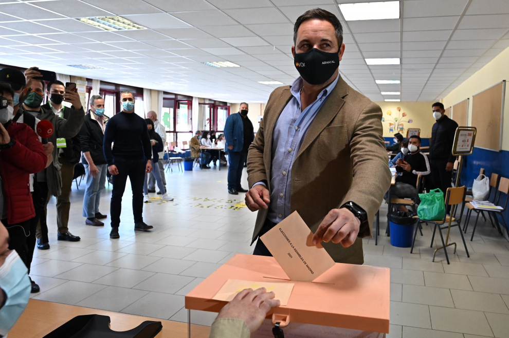 El líder de Vox, Santiago Abascal, ejerce su derecho al voto en el Colegio Pinar del Rey en Madrid.