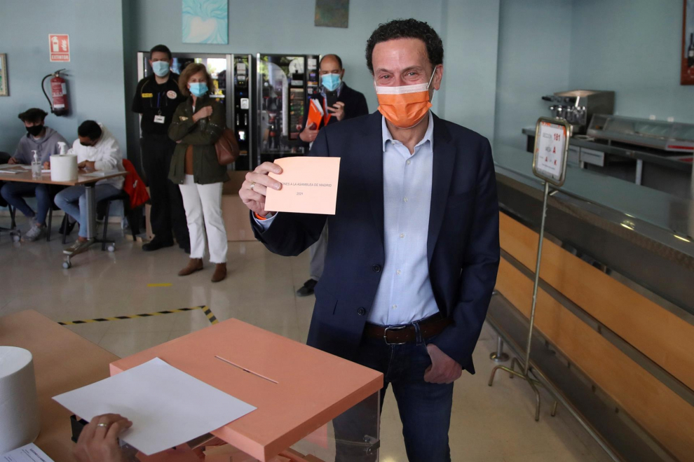 El candidato de Ciudadanos, Edmundo Bal, vota en el Centro Cultural Alfredo Kraus, en la jornada de elecciones autonómicas que vive este martes la Comunidad de Madrid.