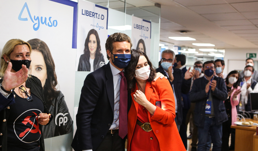 La candidata del Partido Popular a la Comunidad de Madrid, Isabel Díaz Ayuso, y el presidente del partido, Pablo Casado, durante el seguimiento de los resultados electorales.