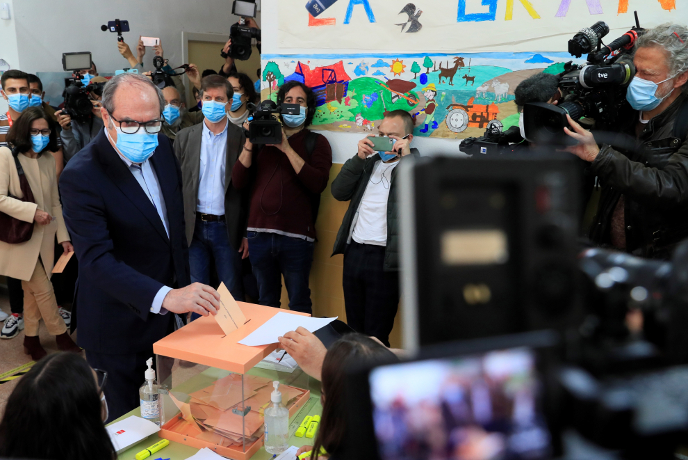 El candidato del PSOE, Ángel Gabilondo, ejerce su derecho al voto en el colegio Joaquín Turina en Madrid