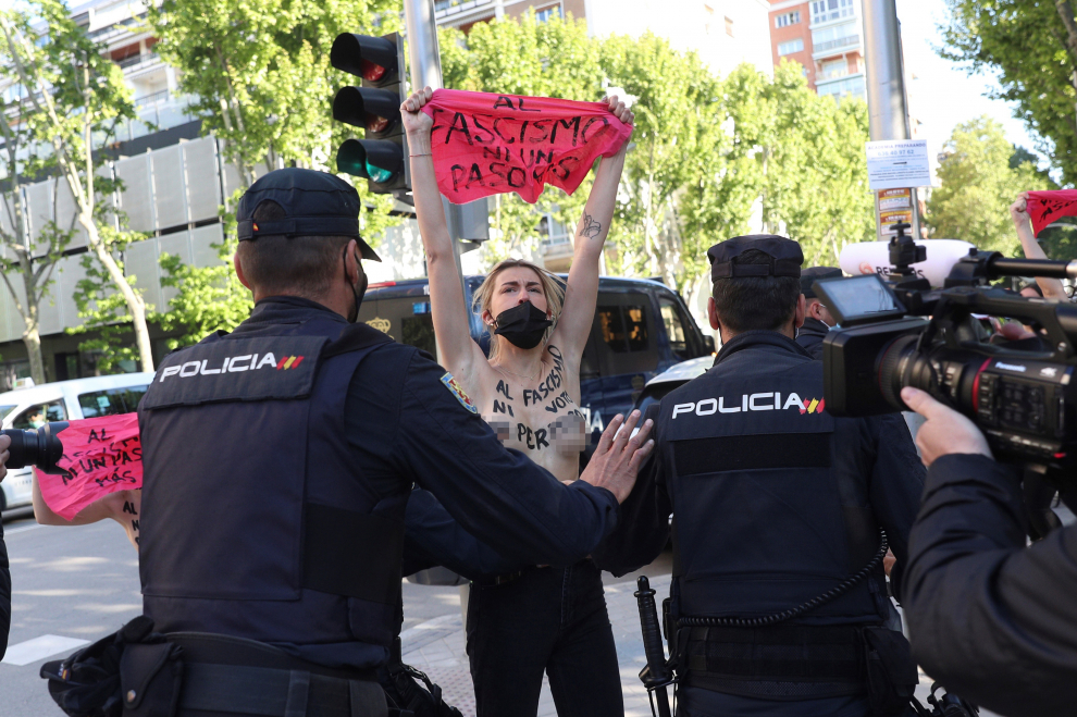 Unas activistas de FEMEN que protestaban delante del colegio San Agustín en Madrid, donde tiene previsto votar Rocío Monasterio, candidata de Vox.