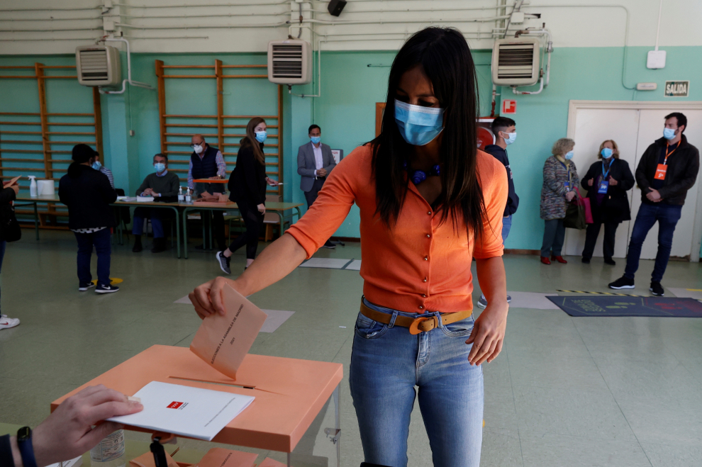 La vicealcaldesa de Madrid y portavoz de Ciudadanos, Begoña Villacís, vota para las elecciones autonómicas en el colegio Asunción Rincón, en Chamberí.