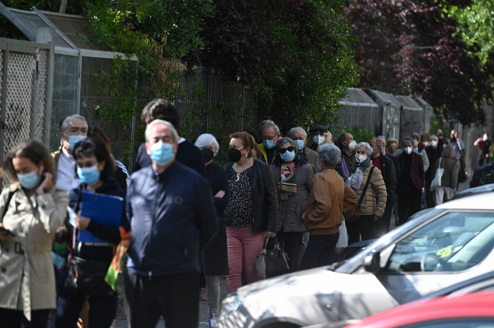 Votantes esperan su turno en el IES Ortega y Gasset en Madrid.