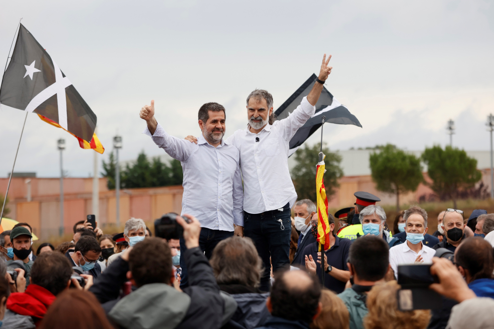 El presidente de Omnium, Jordi Cuixart (d), y el expresidente de la ANC, Jordi Sánchez (i), saludan a los simpatizantes que se han congregado a las puertas del centro Penitenciario de Lledoners.