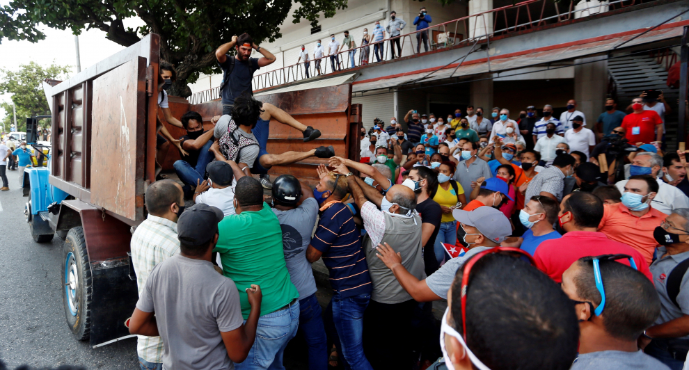 Fuerzas de seguridad de paisano retiran a varios manifestantes que protestaban a las puertas del Instituto de Radio y Televisión en La Habana.