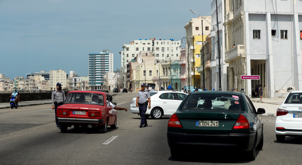 Un grupo de policías impide el paso por una zona del malecón habanero en La Habana.