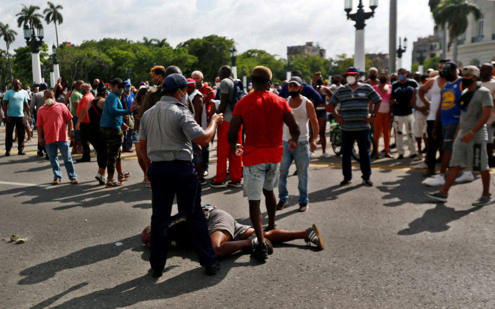 Un hombre permanece en suelo antes de ser arrestado en La Habana.