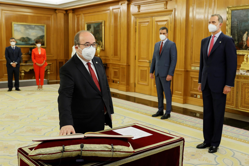 El nuevo ministro de Cultura y Deporte, Miquel Iceta, promete su cargo ante el Rey Felipe VI