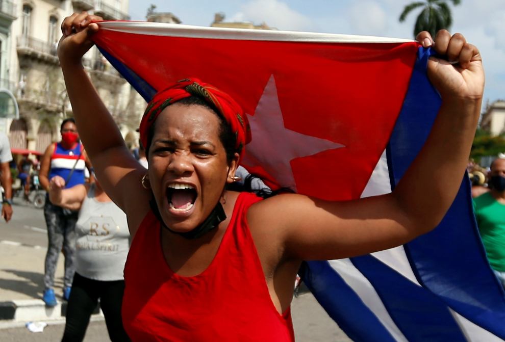 Una mujer grita mostrando su apoyo al gobierno cubano