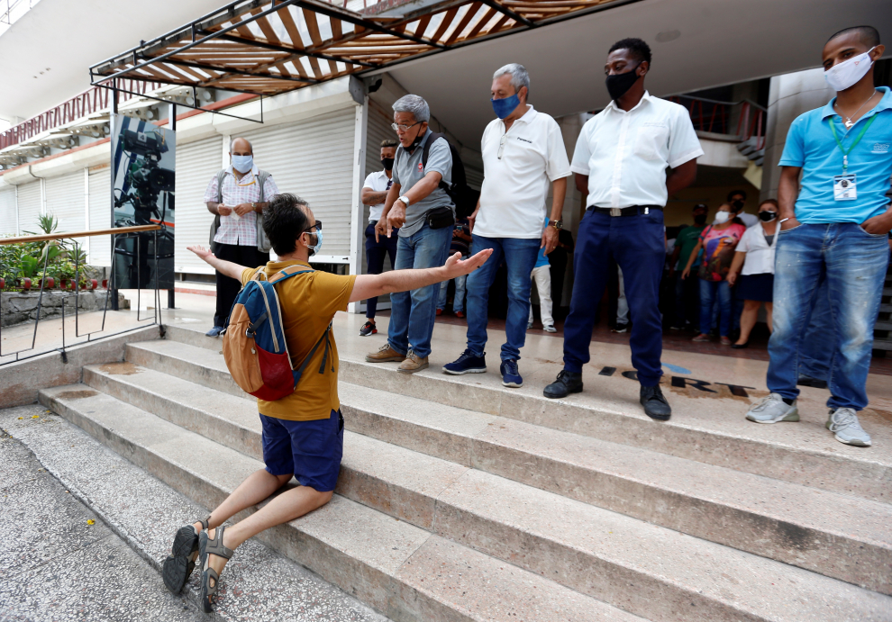 Un hombre se manifiesta de forma pacífica ante los trabajadores del Instituto de Radio y Televisión en La Habana.