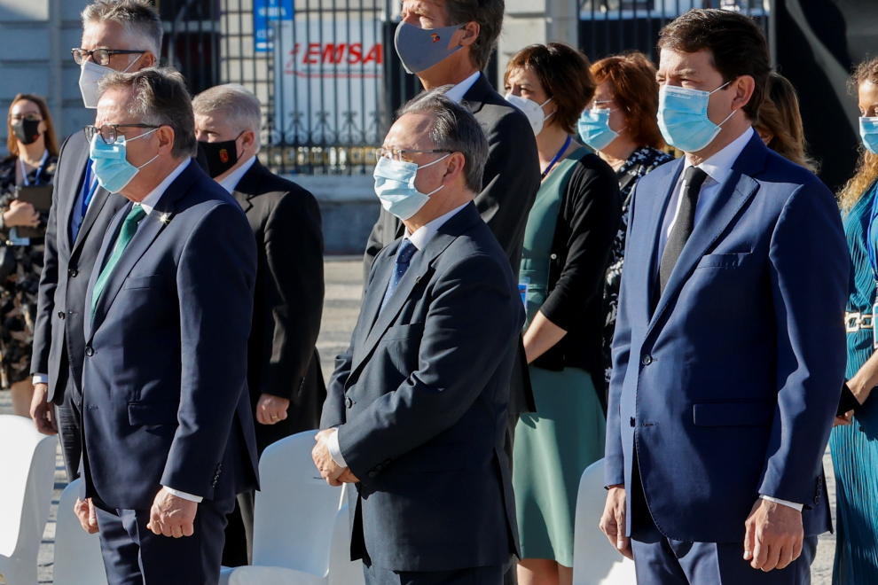 El presidente de Ceuta Juan Jesús Vivas (c), y el presidente de la Junta de Castilla y León Alfonso Fernández Mañueco (d), durante el acto de homenaje de estado a las víctimas de la pandemia.
