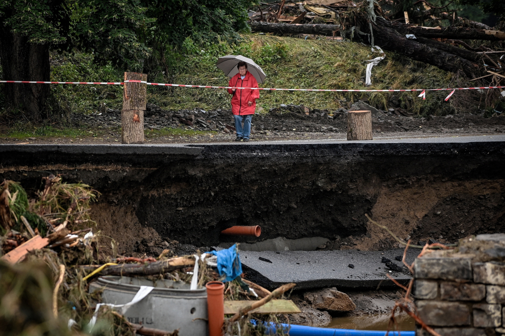 Una mujer contempla los graves daños sufridos en el pueblo de Schuld en el distrito de Ahrweiler después de la fuerte inundación del río Ahr, en Schuld.