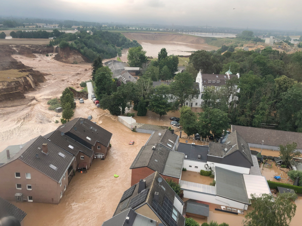 Vista aérea de  Erftstadt-Blessem donde la riada ha inundado y derribado decenas de viviendas.