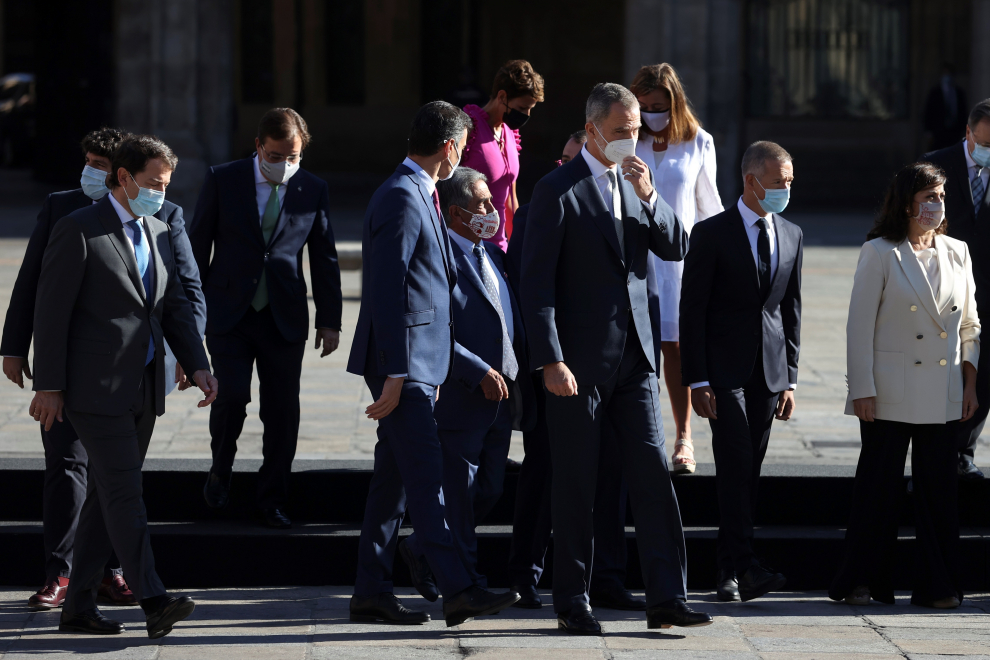Felipe VI, acompañado del presidente del Senado, Ander Gil, y de los presidentes autonómicos.
