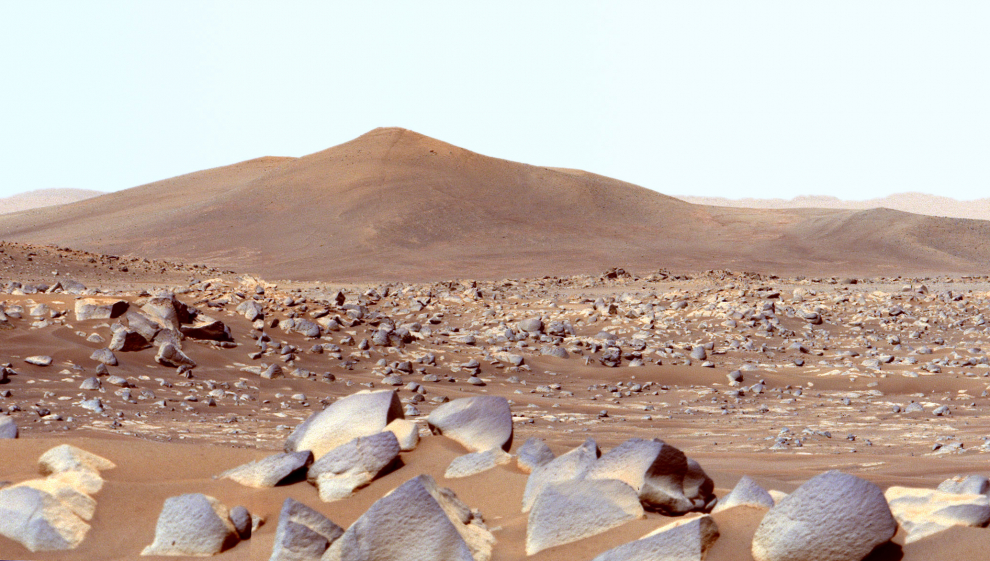 Perseverance utilizó su generador de imágenes Mastcam-Z de doble cámara para capturar esta imagen de "Santa Cruz", una colina a unos 2,5 kilómetros del rover, el 29 de abril de 2021.
