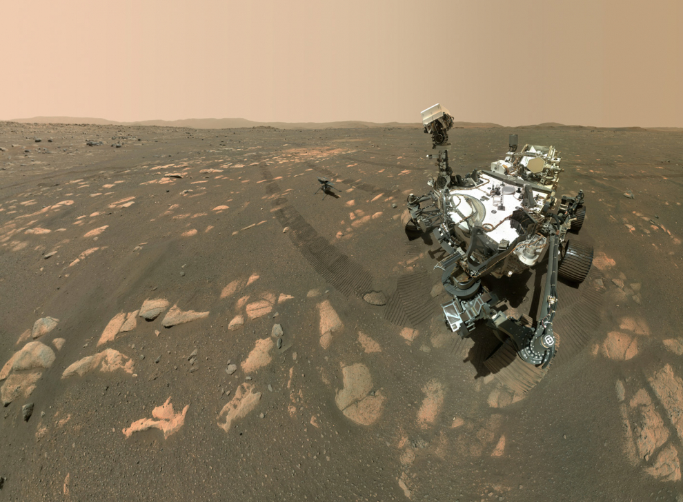 El rover Perseverance Mars se tomó un selfi con el helicóptero Ingenuity, que se ve a unos 3.9 metros del rover, esta imagen tomada el 6 de abril de 2021.