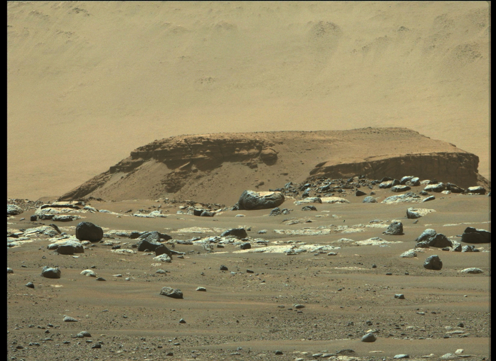 Desde su lugar de aterrizaje, "Octavia E. Butler Landing", el Perseverance ve un depósito de sedimentos en forma de abanico conocido como. Los científicos creen que este delta es lo que queda de la confluencia entre un antiguo río y un lago en el cráter Jezero de Marte.