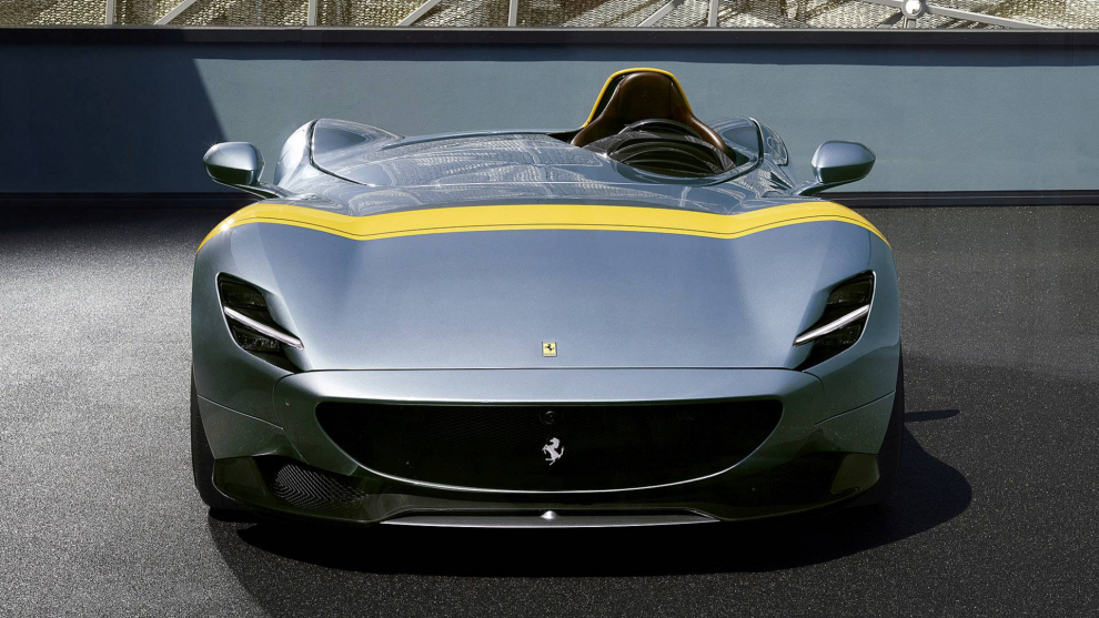Clasicismo, exclusividad y elegancia es lo muestra la casa del Cavallino con el Ferrari Monza SP1 que no tiene ni techo ni parabrisas para disfrutar de todas las sensaciones de la carretera. Un motor V12 atmosférico y 810 CV a 8.500 rpm, su precio es de 1,5 millones de euros.