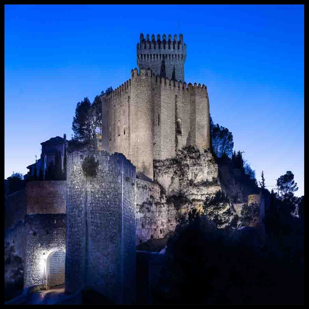 Sobre un meandro del río Júcar y en la cima de un peñasco se alza esta fortaleza del siglo XII, es el castillo más bello y mejor conservado de la provincia de Cuenca.