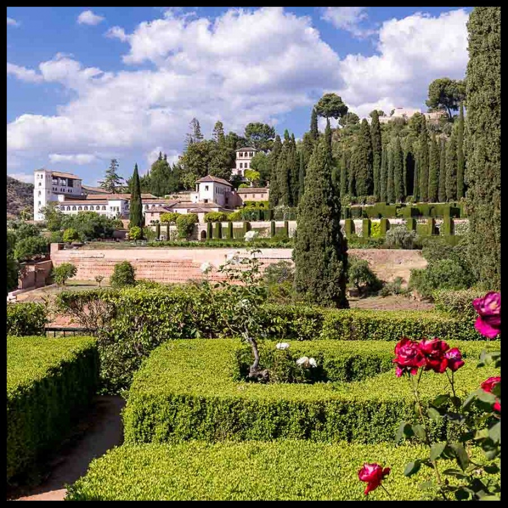 En 1495 los Reyes Católicos mandaron levantar en el enclave de un palacio nazarí el primer convento de la recién conquistada Alhambra y encomendado a los franciscanos.