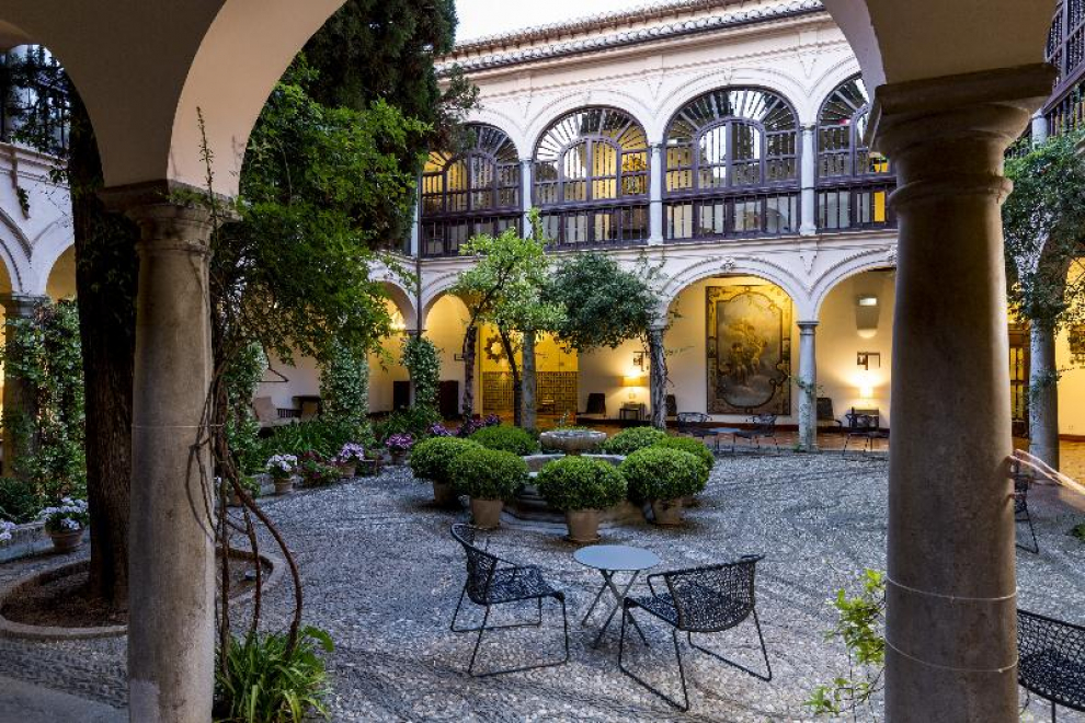 Todo un lujo pasar una noche en el recinto de La Alhambra, entre jardines y fuentes.