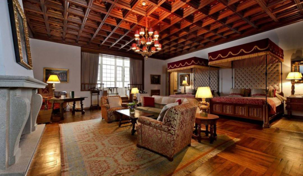 Conocido como Hostal dos Reis Católicos cuenta con hermosos claustros, su capilla renacentista, elegantes salones donde disfrutar de la rica gastronomía gallega y habitaciones donde sentirse como un rey.