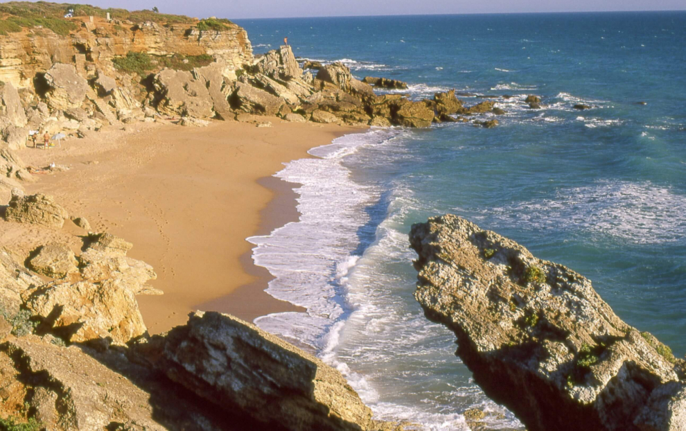 Forma parte del conjunto de calas conocidas como calas de Roche en Conil de la Frontera, Cádiz. Con forma de herradura y rodeada de acantilados, se puede llegar por la orilla a otras calas próximas cuando la marea esta baja.