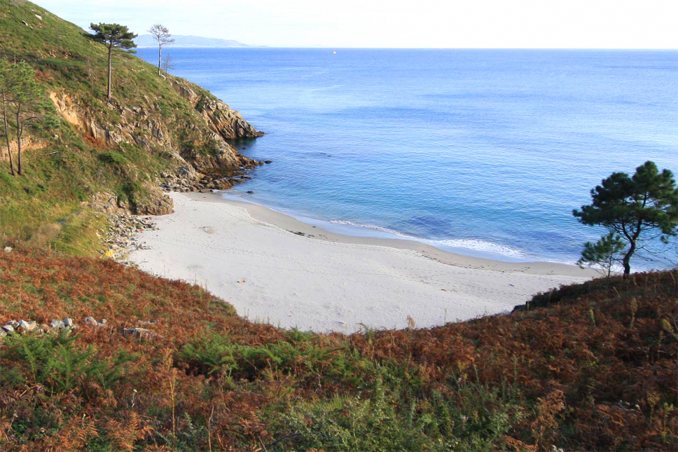 Ubicada en Fisterra, provincia de A Coruña, tiene una longitud de 100 metros y 25 metros de anchura, con arena blanca y oleaje moderado, Se accede a pie o en barco y no suele estar muy concurrida.