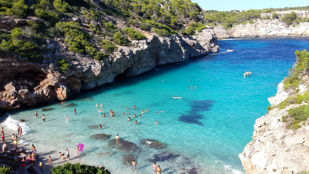Pertenece al municipio de Santanyí en la isla de Mallorca, se llega por un sendero de poco más de un kilómetro pero como recompensa disfrutará de sus aguas color turquesa y de las mejores puestas de sol.