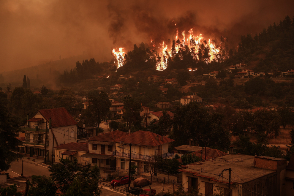 El incendio devora los árboles en su camino cerca de la localidad de Gouves en la isla de Evia, a unos 189 kilómetros al norte de Atenas.