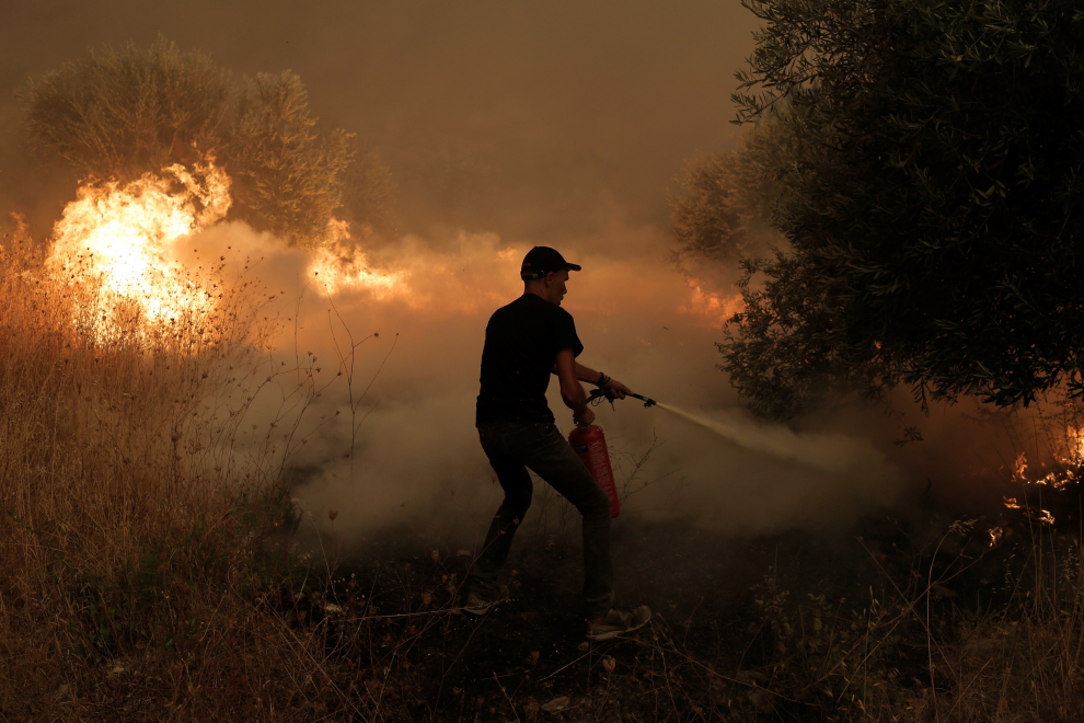 En el norte de la isla de Eubea, la segunda mayor de Grecia, el fuego ha acordonado ocho pueblos, mientras que en un segundo frente, en el sur, los bomberos luchan por salvar otras tres poblaciones.