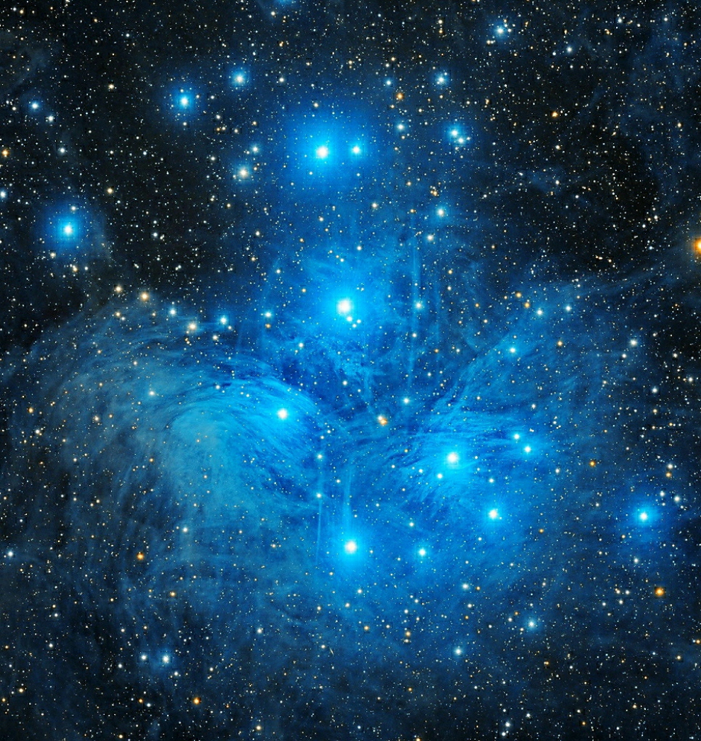 Esta es una imagen excepcional de estrellas brillantes sobre la región del fotógrafo en invierno. Las Pléyades, también conocidas como las Siete Hermanas y Messier 45, es un cúmulo de estrellas abierto que contiene estrellas calientes de tipo B de mediana edad en el noroeste de la constelación de Tauro. Patiala, Punjab, India, 11 de diciembre de 2020