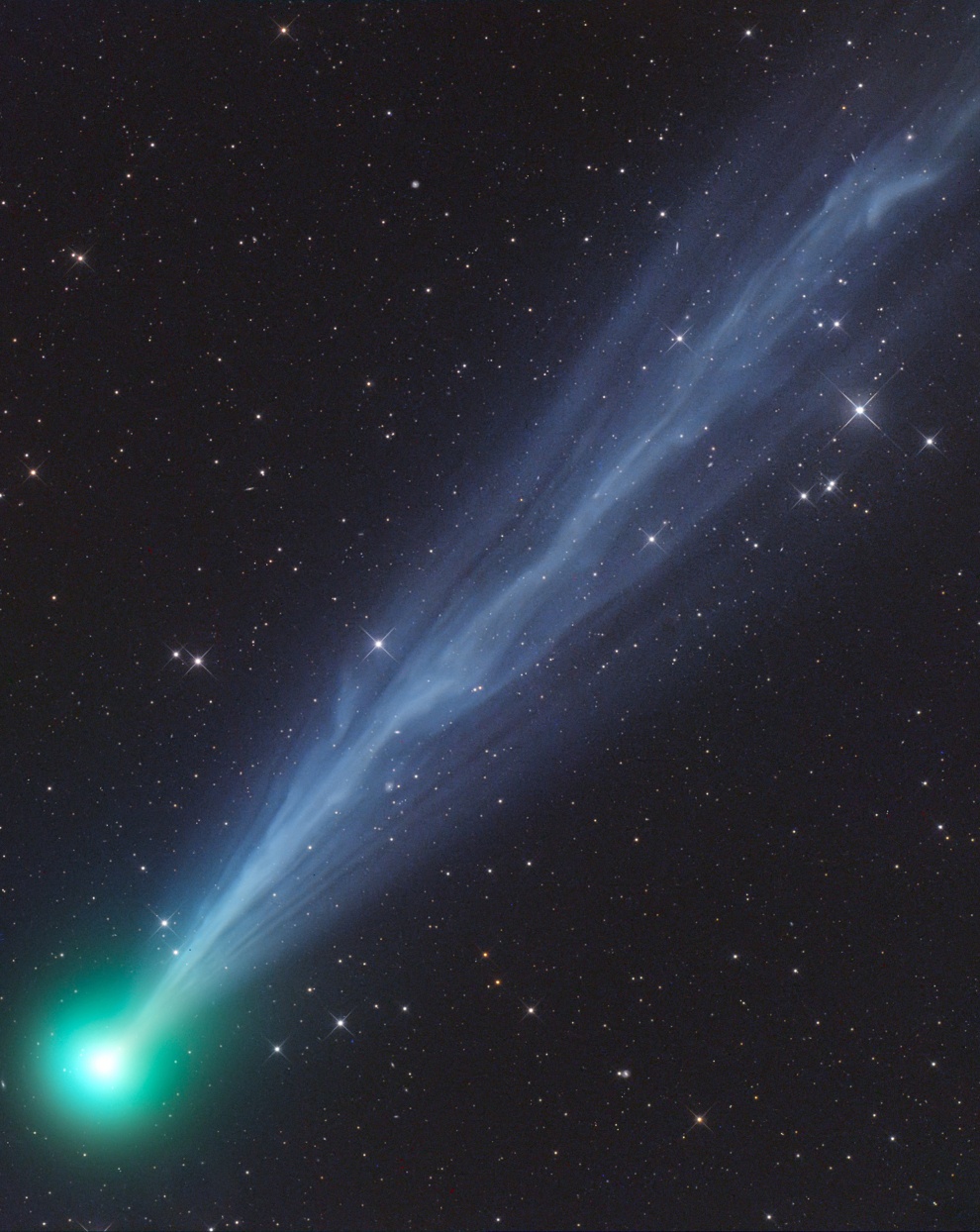El año 2020 estuvo marcado por el brillante cometa NEOWISE. Pero a mediados de abril, el fotógrafo esperaba el cometa C / 2020F8 SWAN, que tuvo una aparición espectacular en el cielo austral a mediados de mayo. Cuando apareció en el cielo del norte después de su perihelio, este cometa se desintegró. Tivoli Farm, Khomas, Namibia, 1 de mayo de 2020