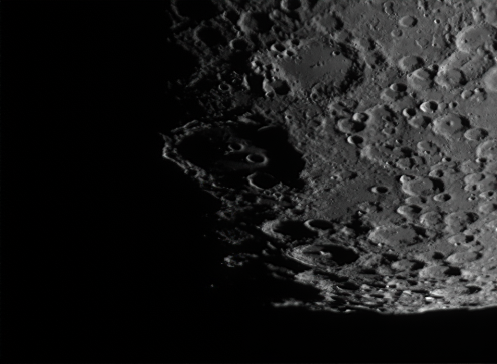Esta es una imagen del cráter Clavius en la época del primer cuarto de luna. En este momento, dos de los cráteres dentro de Clavius tienen sus bordes atrapados por el sol naciente dando la impresión de dos ojos mirándonos desde el suelo del cráter. Wimbledon, Londres, Reino Unido, 20 de febrero de 2021