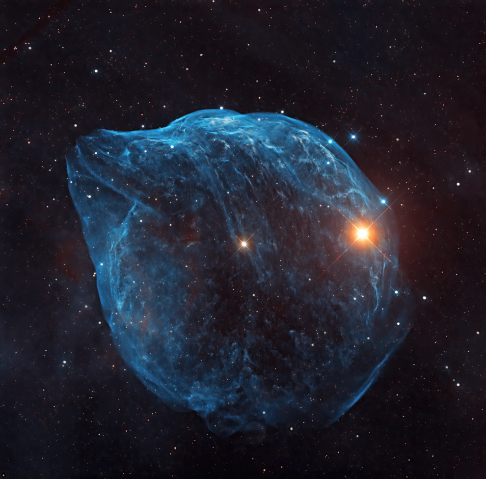 Esta es una imagen bicolor (HOO) de la Nebulosa Cabeza de Delfín, también designada como Sharpless 308 (Sh2-308), que es una región H-II en el centro de la constelación de Canis Major. Esta es una de las imágenes favoritas del fotógrafo y muestra notablemente cómo los vientos y las fuerzas interestelares han creado esta burbuja cósmica perfecta en el espacio exterior. Telescope Live, Observatorio El Sauce, Río Hurtado, Región de Coquimbo, Chile, 14 de noviembre de 2020, 25 de enero y 4 de febrero de 2021