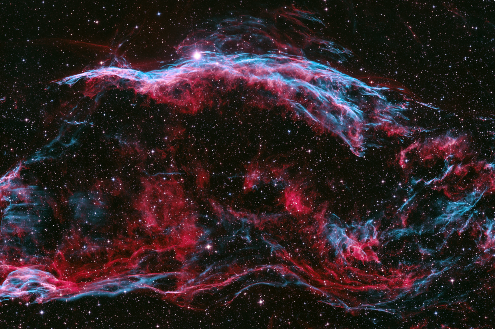 El complejo de la Nebulosa del Velo es el remanente de una explosión de supernova gigante. Esta imagen muestra solo una parte del complejo, ya que toda la nebulosa tiene alrededor de 6 veces el diámetro de la Luna llena. Halásztelek, condado de Pest, Hungría, 28 a 29 de junio, 20 de julio, 13 a 20 de agosto de 2020