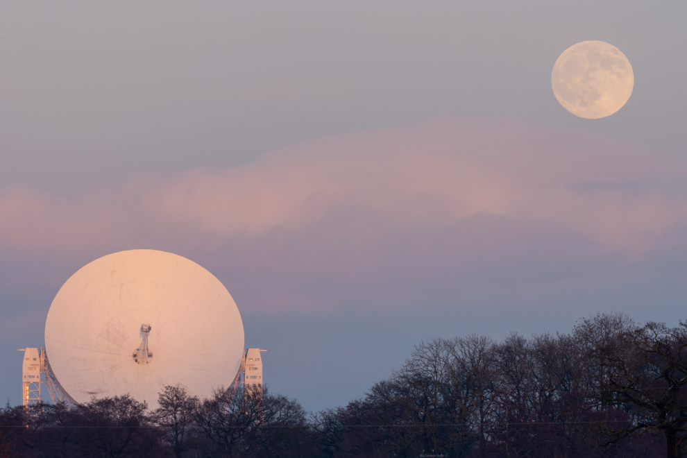 La antigua ambición del fotógrafo era capturar la Luna y el famoso telescopio Lovell a la máxima distancia focal, que para el fotógrafo es de 400 mm. Encontrar un lugar con una vista despejada, lo suficientemente lejos del sujeto, y la Luna en el cielo a la hora correcta del día era parte del rompecabezas. Holmes Chapel, Cheshire, Reino Unido, 29 de diciembre de 2020
