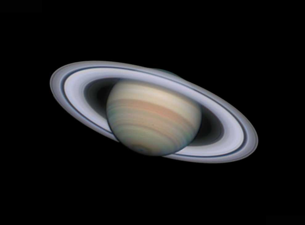 En esta imagen, Saturno se muestra cerca de su mejor nivel para 2020, mostrando una gran cantidad de detalles en todo el mundo y el sistema de anillos. El famoso hexágono polar se puede ver alrededor del polo en la parte inferior, mientras que muchos otros cinturones y zonas se ven en todo el planeta. La Palma, Murcia, España, 27 de julio de 2020