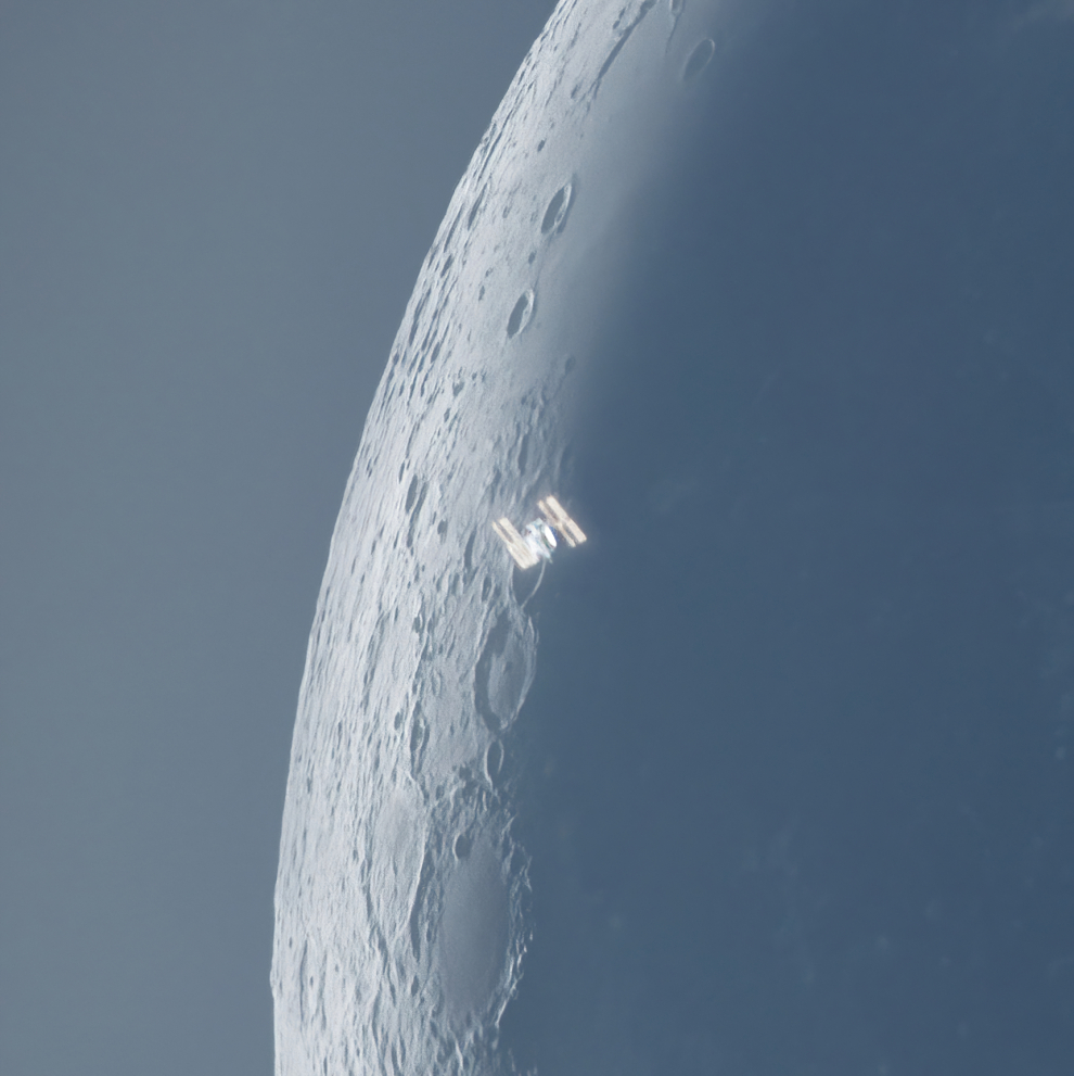 Esta imagen atmosférica muestra a la Estación Espacial Internacional (ISS) en tránsito por una luna creciente menguante muy delgada a plena luz del día. El fotógrafo usó dos cámaras y dos telescopios para capturar un marco de luminancia que incluía la ISS y la escena en color. Elk Grove, California, EEUU, 14 de octubre de 2020