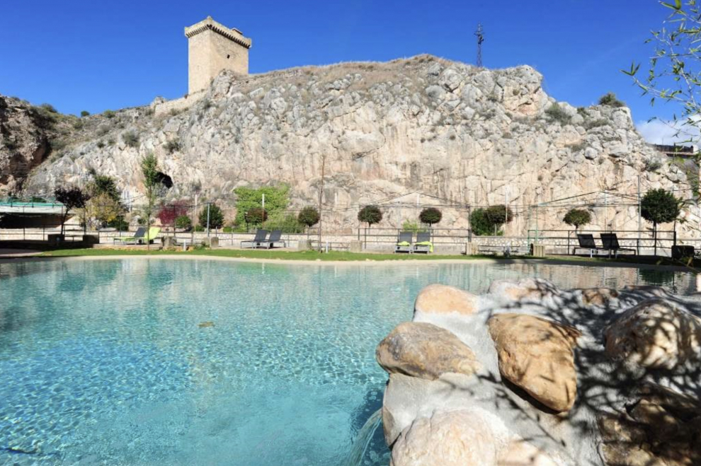 Su galería de baños conocida como Baño de 'El Moro', del siglo XI, esta considerada como de las más antiguas de España. Una lluvia fina de agua que cae constantemente en una gruta natural que ha formado el agua durante más de 900 años es uno sus encantos que no puedes dejar pasar.