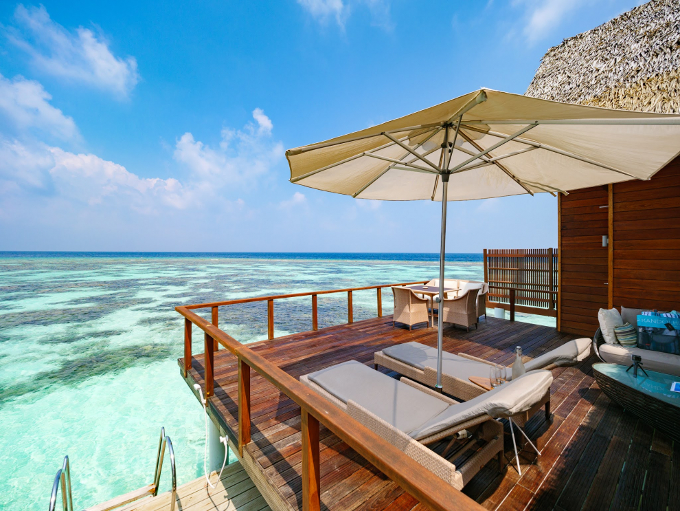 En la isla Kandolhu se encuentra este exquisito complejo de Maldivas que cuenta con solo 30 villas. Amplias playas de arena que rozan el verde esmeralda y que alberga uno de los arrecifes de coral más coloridos y animados de las Maldivas.