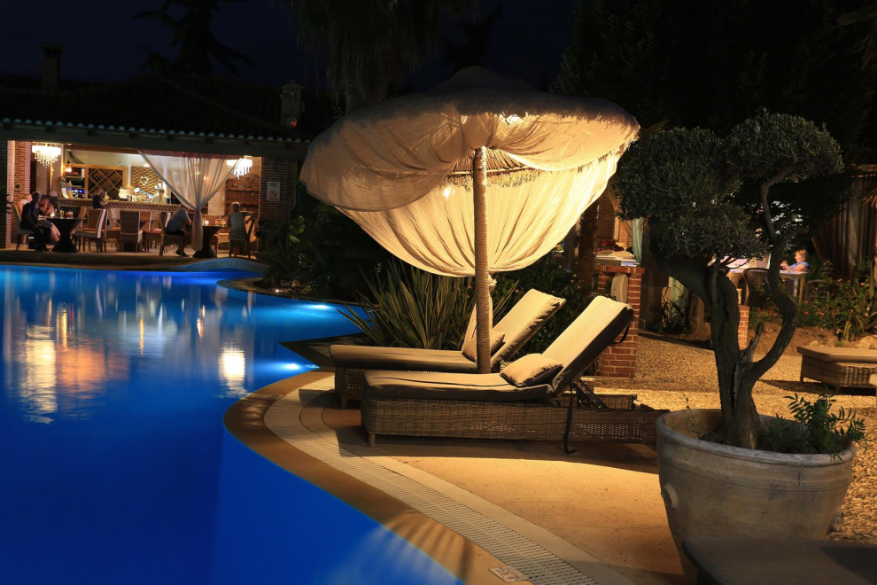 Hotel familiar de lujo en el pueblo de Kassandra Afytosa, a 90 km de Salónica. Solución perfecta para las personas que buscan relajación, tranquilidad en un lugar de alta estética y cálida hospitalidad.