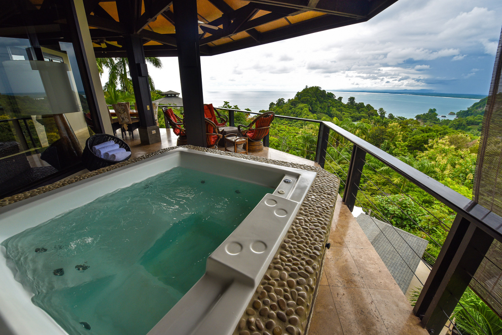 Hotel resort con amplia variedad de alojamientos independientes en una exuberante selva tropical con vista a la costa de Manuel Antonio.