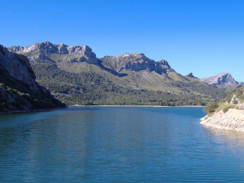 El embalse del Gorg Blau fue construido el año 1972 a los pies del Puig Major y el Massanella, las dos mayores alturas de Baleares, como reservorio de agua de lluvia para el abastecimiento de la ciudad de Palma.