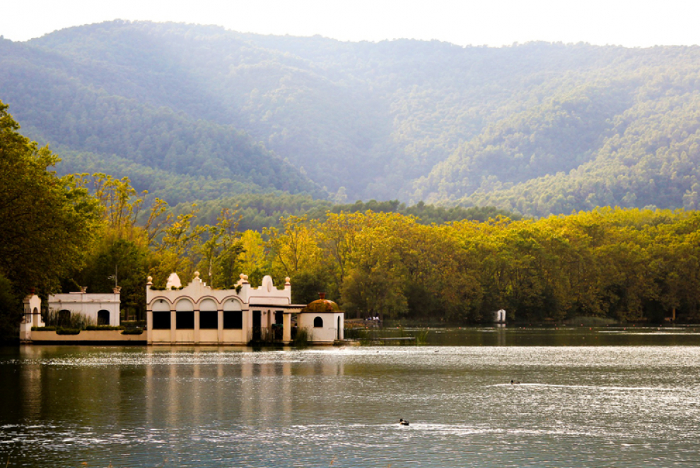 Este lago, de gran belleza, es el más grande de Cataluña con un perímetro de 8 kilómetros y una longitud de 2.130 metros.