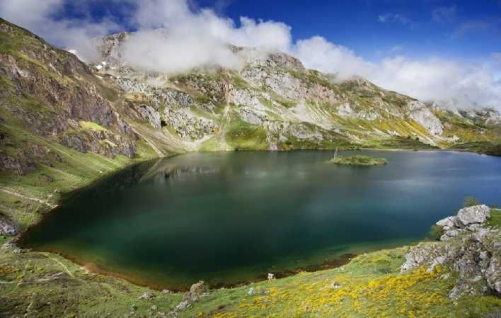 Es el lago de origen glacial más grande de Asturias y forma parte junto a los lagos de Saliencia el Conjunto Lacustre de Somiedo declarado Monumento Natural.