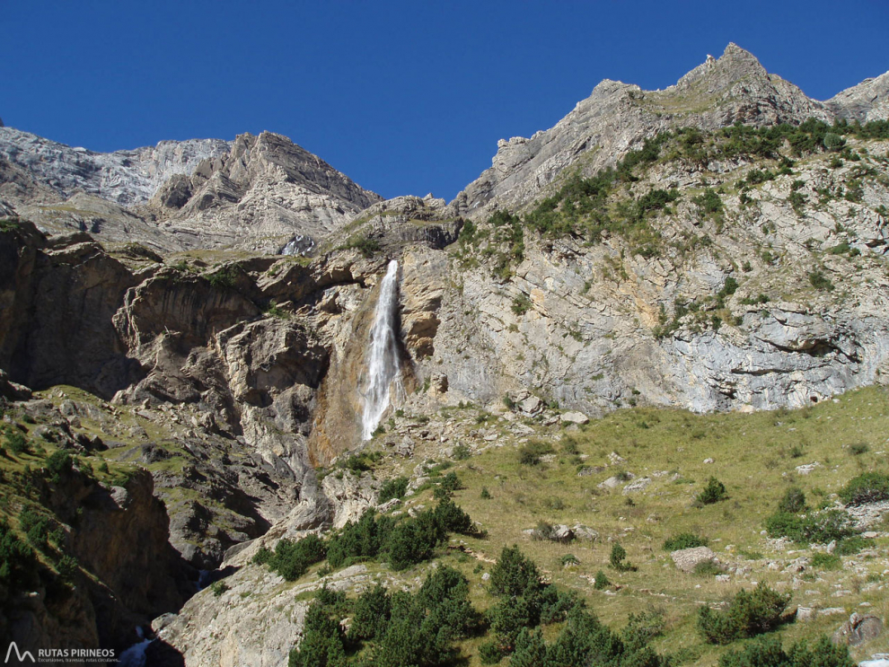 Sendero circular, en el Parque Nacional de Ordesa y Monte Perdido, que nos introducirá en la cabecera del inmenso valle de Pineta, descubriéndonos la gran cascada del río Cinca y luego la escalonada cascada de Lalarri, emplazada en medio del bosque.