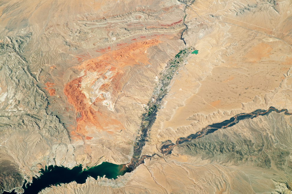 Mientras estaba en órbita sobre el sur de Nevada, un astronauta tomó esta fotografía de rocas de colores brillantes y profundos cañones en el desierto de Mojave. Tomada el 25 de febrero de 2020