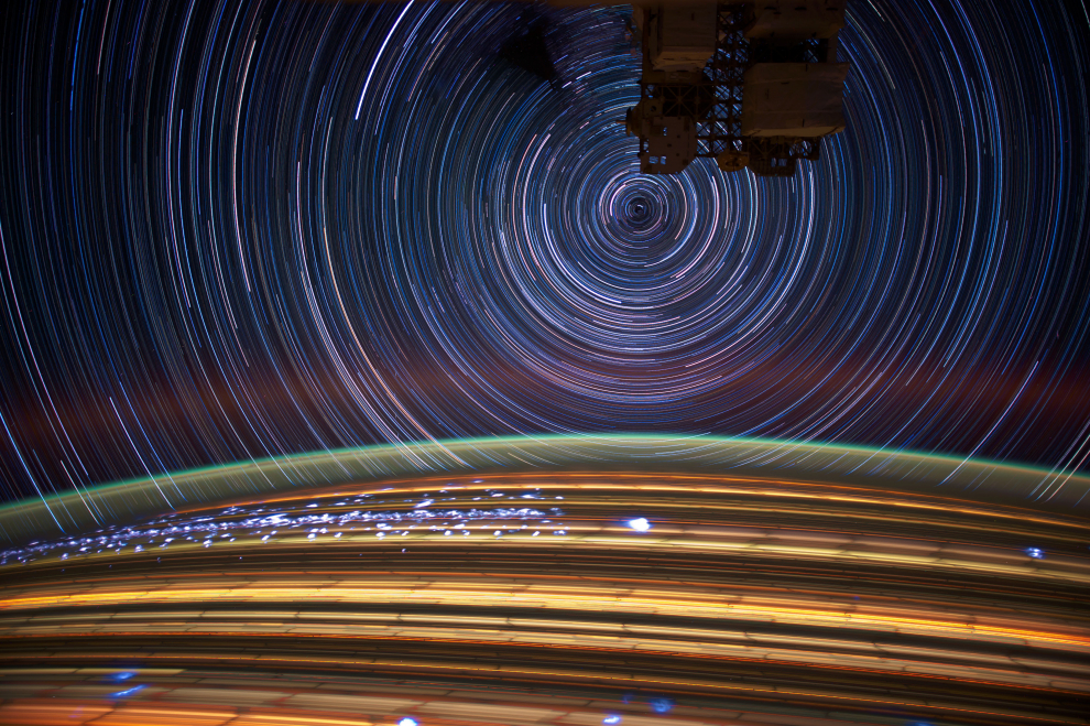 Una recopilación de docenas de fotografías de larga exposición tomadas desde el espacio convierte las estrellas en anillos deslumbrantes y las luces de la ciudad y los incendios en rayas de colores. Tomada el 17 de mayo de 2012