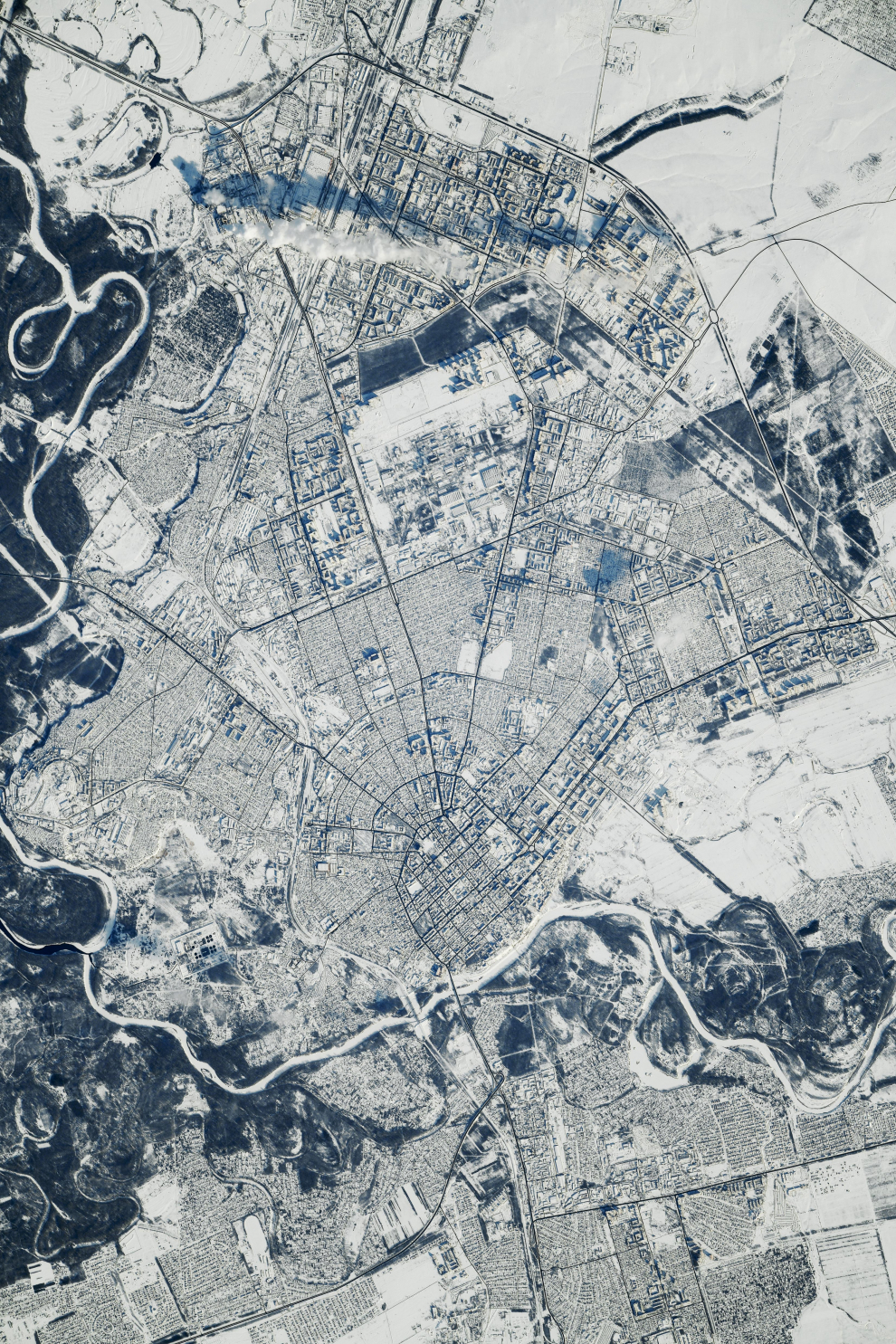 Un cosmonauta a bordo de la Estación Espacial Internacional enfocó una cámara en la ciudad rusa de Orenburg, ubicada cerca de la frontera con Kazajstán. Orenburg se encuentra en el extremo sur de los Montes Urales , que los geógrafos consideran como la división entre Europa y Asia. La imagen se capto en pleno invierno mostrando la ciudad bajo una capa de nieve. Tomada el 20 de febrero de 2021